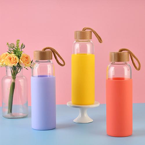 High Borosilicate Glass Water Bottle With Multiple Color Silicone Rubber Sleeves Airtight Screw Top Lids 500ml